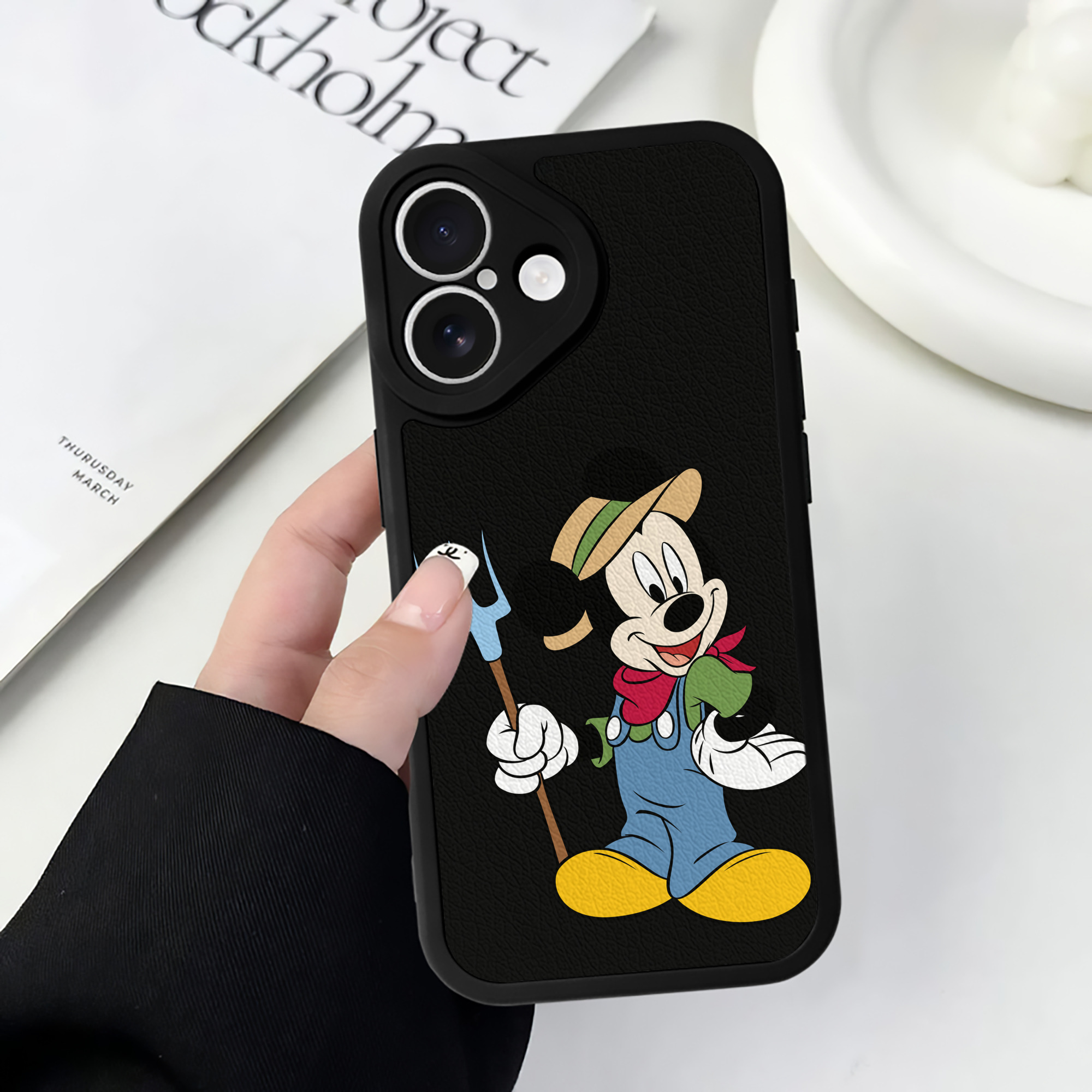 （画像用） ミッキーマウス Mickey Mouse 【iPhone 16シリーズ対応】シリコンスマホケース（レザー調） 材質：シリコン